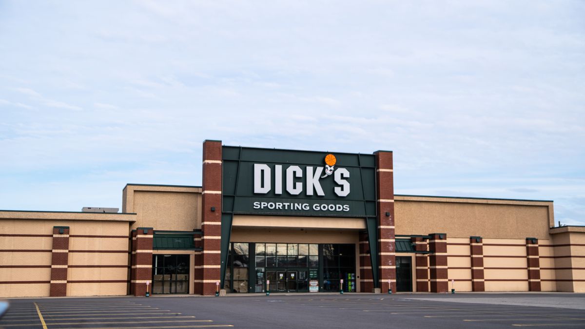 External shot of a Dick's Sporting Goods store.