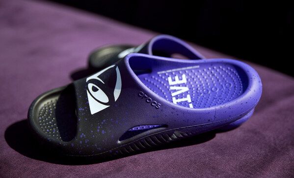 A slide shoe with Taco Bell branding.